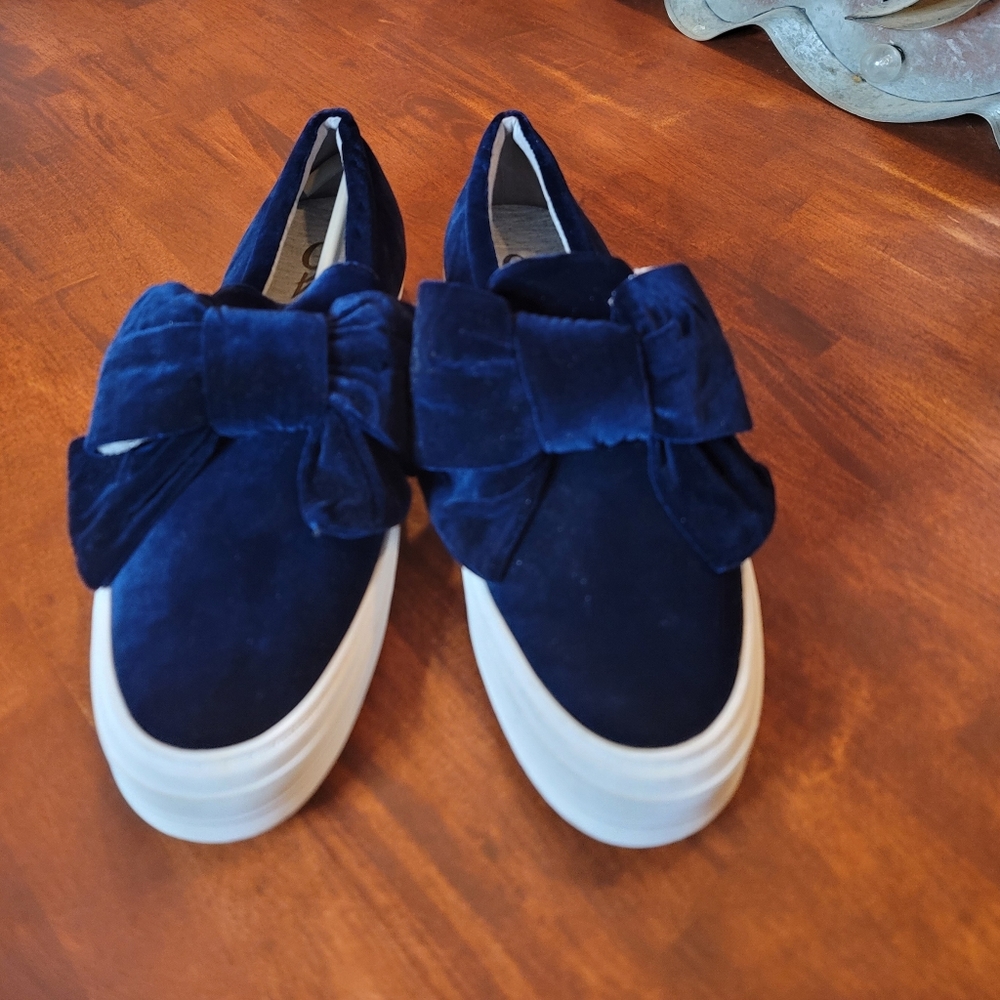 NWOB Nine West Women's Onosha Blue Velvet Bow Slip-on Sneakers Sz.8